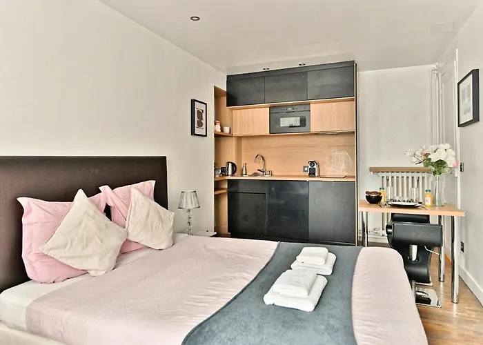 Pleasant Close To Galerie Lafayette - Ii דירה